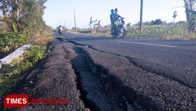 Jalan raya Desa Bandaran menuju Groom Kecamatan Proppo Pamekasan retak-retak dan ada yang amblas. Pembangunan jalan tersebut menghabiskan anggaran Rp 8,9 miliar. (Foto : Putera Khafi/TIMES Indonesia)