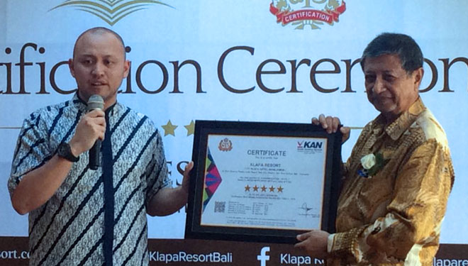 (KI-KA) Salah satu pemilik Klapa Resort, Ananda Mikola dan Putu Tirtha Yasa wakil dari lembaga sertifikasi QIS Certi saat penyerahan sertifikat bintang lima (FOTO: Istimewa)