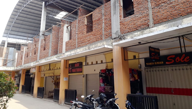 Pembangunan pasar Tumpang Tahap VII di lantai dua yang tidak diikuti pemasangan jaring pengaman, dikeluhkan pedagang yang ada di bawahnya. (FOTO: istimewa)