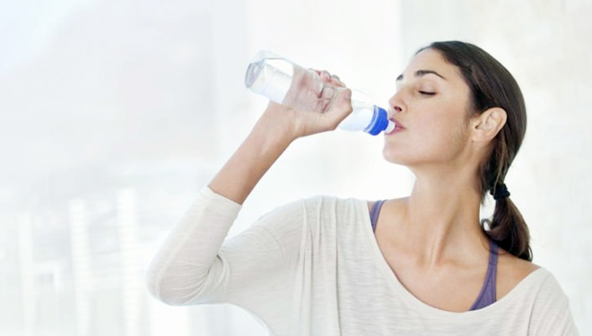 Terbiasa Minum Sambil Berdiri? Awas, Ini Bahayanya