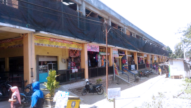 Jaring pengaman di lantai II pasar Tumpang, Kabupaten Malang akhirnya terpasang setelah Kepala Dinas Kawasan Perumaham, Pemukiman dan Cipta Karya (DKPPCK), Ir Wahyu Hidayat memberi peringatan kepada pelaksana proyeknya. (FOTO: Istimewa)