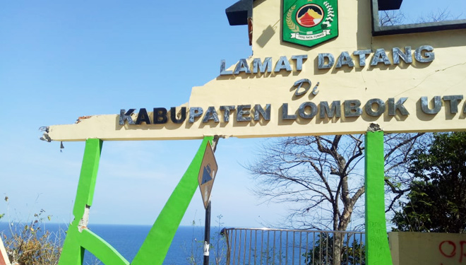 Gerbang pintu masuk Lombok Utara yang ambruk. (Foto-Foto: Makruf/CoWasJP)