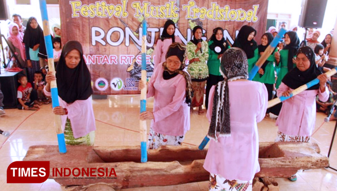 Musik tradisional Ronejengan yang telah punah puluhan tahun lamanya, dan kini diupayakan untuk hidup kembali di Kabupaten Probolinggo, Jawa Timur. (FOTO: Hendra for TIMES Indonesia)
