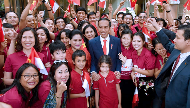 Presiden Jokowi dan Ibu Negara Iriana disambut antusias saat tiba di Bandar Udara Internasional Noi Bai, Hanoi, Vietnam, Selasa (11/9/2018). (FOTO: Setkab for TIMES Indonesia)