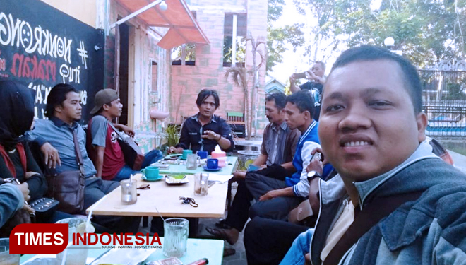 Ketua AJM (ALIANSI JURNALIS MADURA) FERY (tengah baju hitam). (FOTO: AJP/TIMES Indonesia)
