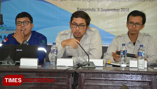 Tiga karyawan Pupuk Kaltim yang menggagas inovasi Sand Filter di Kampung Malahing Bontang, saat memaparkan inovasinya pada seminar teknologi yang digarap Pupuk Kaltim dan Unmul Samarinda, Kamis (6/9/2018). (FOTO: Humas PKT for Times Indonesia)