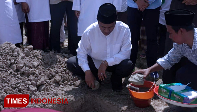 Bupati Lombok Barat, Fauzan Khalid saat melakukan peletakan batu pertama pembangunan Masjid Umar Ibnu Khattab. (FOTO: Humas Lombok Barat for TIMES Indonesia)