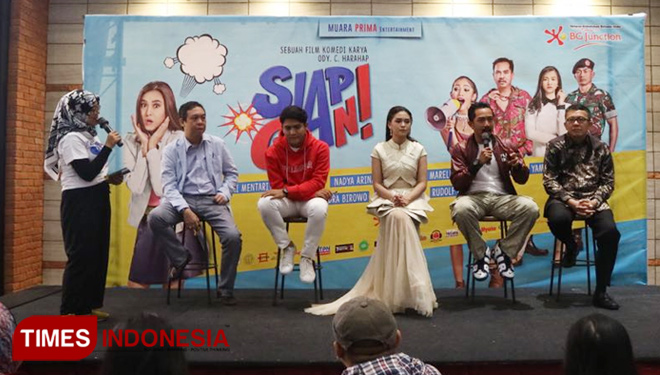 Para cast film Siap Gan! bersama produser, sambangi fans Kota Pahlawan, di CGV Mall BGJunction Surabaya, Rabu (12/9/2018). (FOTO: Lely Yuana/TIMES Indonesia)