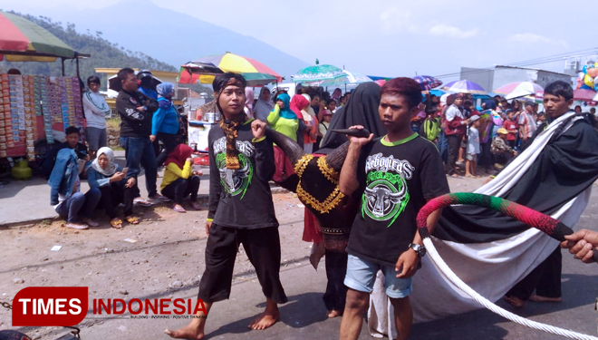 Tradisi Ngarak Bantengan Suro dilakukan oleh warga Songgoriti, Kota Batu untuk menyambut tahun baru Jawa. (FOTO: Muhammad Dhani Rahman/TIMES Indonesia)