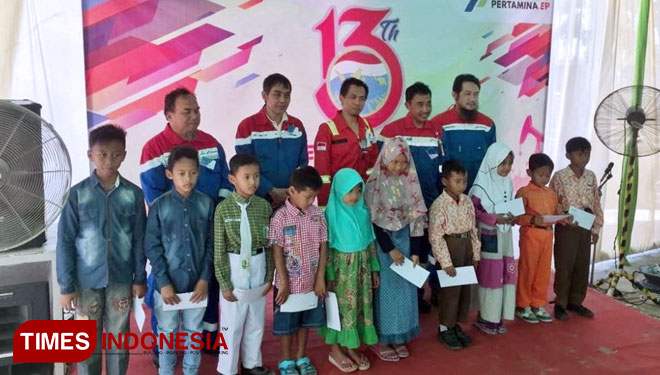 Wahju Utomo, kepala Divisi Exploitation SKK Migas (paling tengah di belakang) bersama pihak PT Pertamina EP Asset 4 Sukowati Field, memberikan santunan ke anak-anak di ring satu, Kamis, (13/9/3018). (FOTO: Ali Shodiqin/TIMES Indonesia)