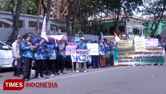 Menuntut Insentif Dicairkan Ratusan Guru Honorer Di Gresik Turun Jalan