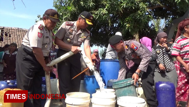 Kapolres Probolinggo, AKBP Fadly Samad ikut menyalurkan langsung air bersih ke Dusun Sulur, Desa Purut, Kecamatan Lumbang. (FOTO: Happy L. Tuansyah/TIMES Indonesia)