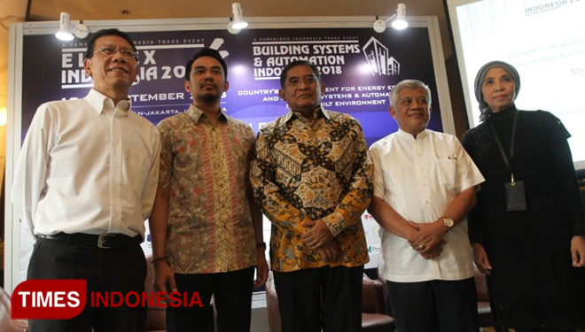Dari kiri: Ben Wong (Managing Director Pamerindo Indonesia), Andika Pratama (Presiden Director EP-Tech Solutions), Eddie W (Ketua Prakarsa Jaringan Cerdas Indonesia), Supandi, dan Wiwiek Riberto. (FOTO: TIMES Indonesia Network Photo)