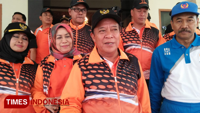 Bupati Lamongan Fadeli didampingi Wabup Kartika Hidayati dan beberapa pejabat, memberikan keterangan ke awak media di Pendopo Lokatantra Lamongan, Jum'at (14/9/2018). (FOTO: Siti Nura/TIMESIndonesia)