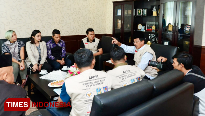 Gubernur Kepri juga menyampaikan visi Bunda Tanah Melayu kepada tim Ekspedisi Gubernur. (FOTO: Rizki Dwi Putra/TIMES Indonesia)