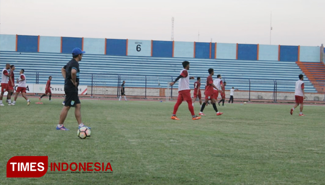 Persela Lamongan mencoba sejumlah sekema bermain, dalam sesi latihan, Jum'at, (14/9/2018). (FOTO: MFA Rohmatillah/TIMES Indonesia)