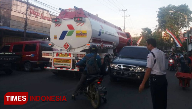 Truk Besar Nekat Masuk Kota Genteng Polisi Tak Segan Truk Besar Nekat Masuk Kota Genteng Polisi Tak Segan