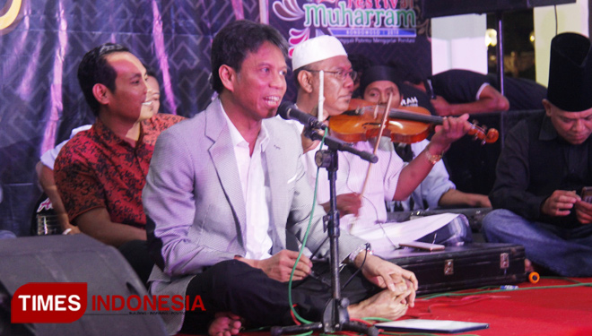 Bupati ASH (Amin Said Husni) saat menyumbang lagu dalam Konser Zafin di pendapa bupati Jumat Malam (FOTO: Moh Bahri/TIMES Indonesia)