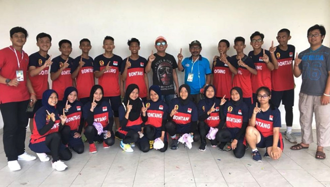 Hendra Wijaya (baju Hitam) bersama tim Korfball Junior Bontang. (FOTO: Istimewa)