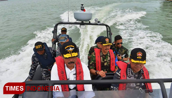 Gubernur Kepri Nurdin Basirun menyetir speedboat sendiri. Kebiasaan di laut menjadikan sang gubernur kerap dijuluki gubernur pelaut. (FOTO: Rizki Dwi Putra/TIMES Indonesia)