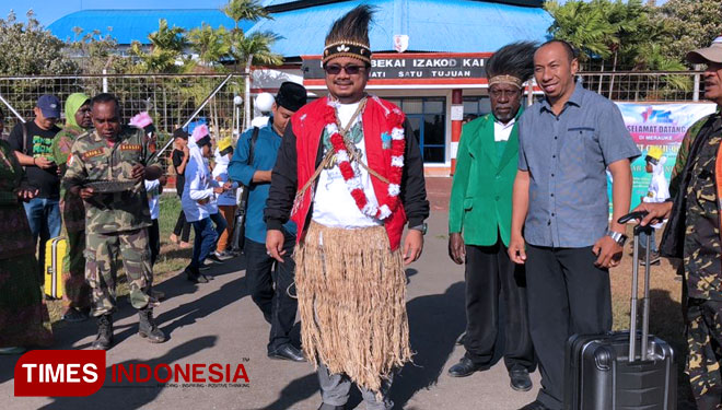 Ketum PP GP Ansor Yaqut Cholil Qoumas disambut Ansor Merauke dan diberi pakaian adat Papua (FOTO: IST/TIMES Indonesia)