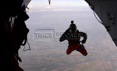 Latihan Terjun Freefall Prajurit Brigif Para Rider 18/Trisula