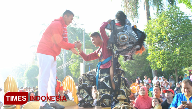 Peraih medali emas cabang olahraga dayung di ajang Asian Games 2018 disambut warga Bojonegoro Jalan Mastumapel, atau seputar Alun-alun Bojonegoro, Minggu, (16/9/2018). (FOTO: Ali Shodiqin/TIMES Indonesia)