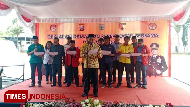 Pembacaan deklarasi Pemilu 2019 damai oleh pimpinan parpol di Kota Batu. Kegiatan ini merupakan rangkaian acara deklarasi pemilu damai, Minggu (16/9/2018) di Mapolres Batu. (FOTO: Ferry/TIMES Indonesia)