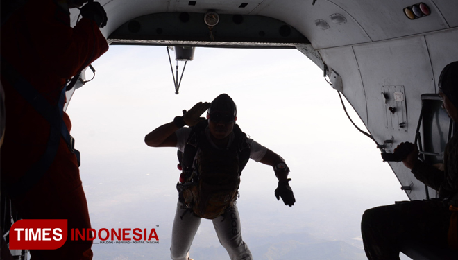 Prajurit Brigif Para Raider 18/Trisula melakukan hormat komando saat melakukan penerjunan dari Heli Mi17 (FOTO: Adhitya Hendra/TIMES Indonesia)