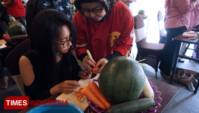 Suasana One Day Workshop of Garnish Tumpeng and Fruit Carving yang diselenggarakan oleh Hotel Atria Malang bekerjasama dengan Indonesia fruit carving (IFC) Minggu (16/09/18) pagi. (FOTO: Nadia/TIMES Indonesia)