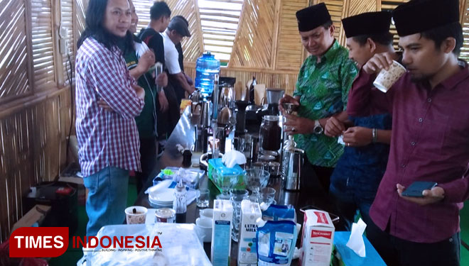 Kursus Barista Nusantara oleh PC GP Ansor Kabupaten Situbondo bersama Ansoruna Business School di Warung Biru Daun (FOTO: Uday/TIMES Indonesia)