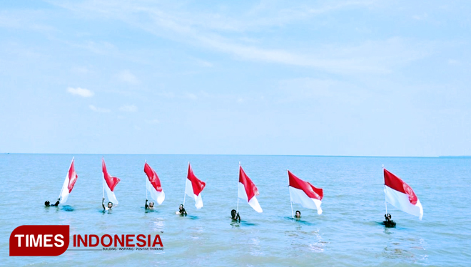 Tim Kirab saat pengibaran bendera di laut perbatasan Indonesia-Filipina, Nunukan, Kaltara. (FOTO: TIMES Indonesia Network Photo)
