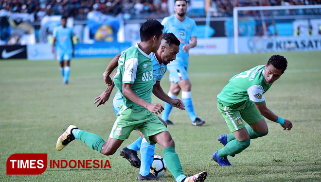 Gelandang Persela Diego Assis dikawal ketat para pemain Bhayangkara FC, di laga pekan 22 Go-jek Liga 1, di Stadion Surajaya Lamongan, Minggu, (16/9/018). (FOTO: Siti Nura/TIMES Indonesia)