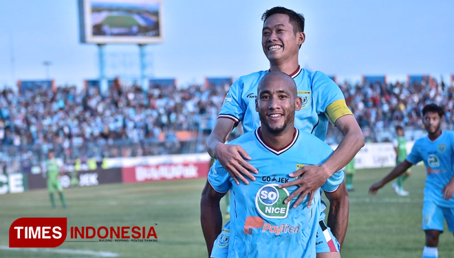 Striker Persela Loris Arnaud merayakan golnya ke gawang Bhayangkara FC bersama kapten tim, Birrul Walidain, di Stadion Surajaya Lamongan, Jawa Timur,bMinggu, (16/9/2018). (FOTO: MFA Rohmatillah/TIMES Indonesia)
