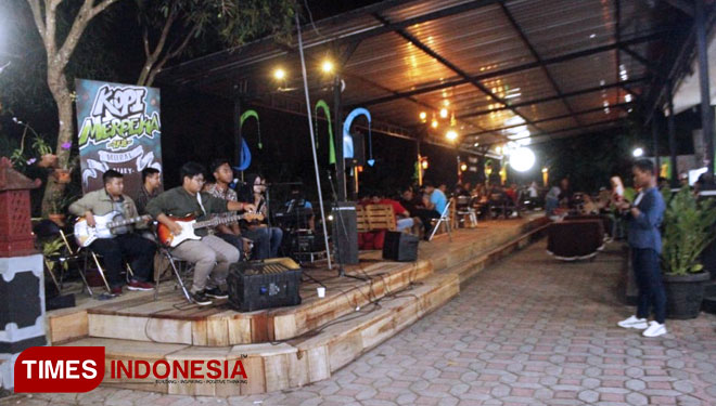 The Pawn Band saat menghibur pengunjungg Kopi Merdeka Mari Bung Ngopi Kembali di halaman Owabong Cottage (FOTO: Sinnangga Anggga/TIMES Indonesiaia)