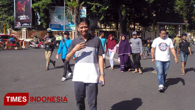 Amin Said Husni di tengah-tengah masyarakat di car free day Minggu (16/9/2018) (FOTO: Moh Bahri/TIMES Indonesia)