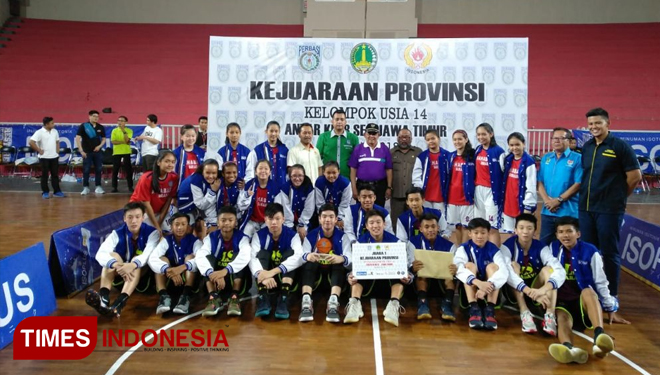 Para juara Kejurprov Bola Basket KU 14 Tahun berpose bersama Walikota Pasuruan Setiyono. (FOTO: AJP/TIMES Indonesia)
