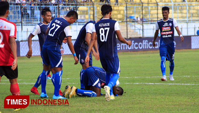 Makan Konate menjadi pencetak gol pertama melalui tendangan pinalti dalan laga Liga Go jek Arema FC vs Madura United. (FOTO: Tria Adha/TIMES Indonesia)