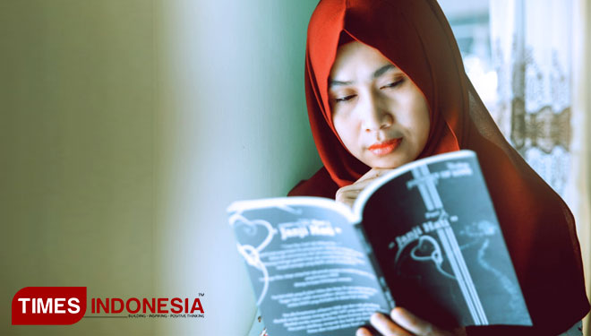 Para pembaca novel Janji Hati menunjukkan kebanggaannya setelah menerima karya perdana  Dosen Biologi, di Fakultas Teknik, Universitas Islam Lamongan (Unisla) Mima Varella, Minggu, (16/9/2018). (FOTO: IST/TIMES Indonesia)