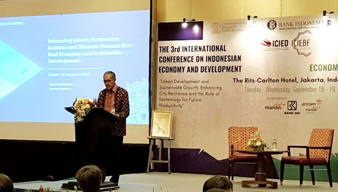 Deputi Gubernur Bank Indonesia, Dody Budi Waluyo saat menyampaikan sambutan dalam seminar The 3rd International Conference on Indonesian Economy and Development” (FOTO: Istimewa)
