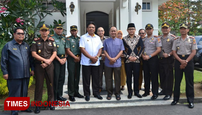 Bupati Lombok Barat Fauzan Khalid menerima kunjungan dari Bupati Kepulauan Sangihe dan rombongan, di Pendopo Bupati, Selasa (18/9/2018). (FOTO: Humas Lombok Barat for TIMES Indonesia)