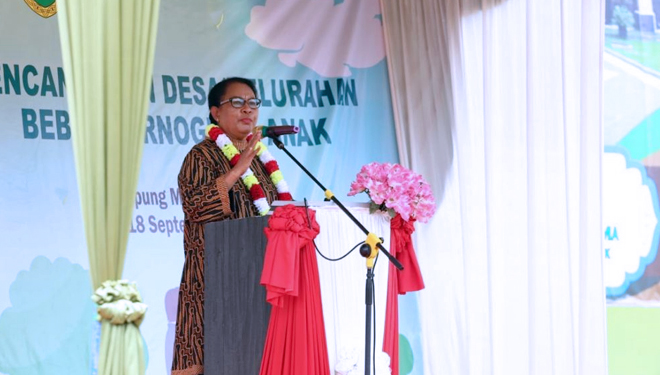 Menteri PPPA RI, Yohana Yembise, berbicara pada sosialisasi penerapan disiplin positif dalam Mencegah Kekerasan Terhadap Anak, Selasa (18/9/2018) di Berau, Kalimantan Timur. (FOTO: Kemnterian PPPA RI)