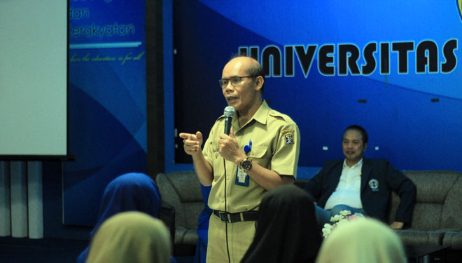 Aston Tambunan, Sekretaris Dispendik Kota Surabaya, memberikan arahan sebelum seleksi penerima beasiswa kuliah Prodi D3 TBD Unitomo, Selasa (18/9/2018).(FOTO: Istimewa)