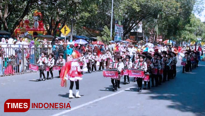 Penampilan salah satu peserta Street Parade Drumband dalam rangka Festival Muharram 2018, dan tampak penonton memadati Alun-alun RBA Ki Ronggo Bondowoso (FOTO: Moh Bahri/TIMES Indonesia)