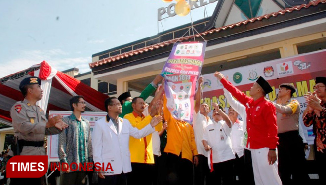Perwakilan 16 partai di Bondowoso, bersama Plt Bupati Karna Suswandi dan seluruh jajaran Forkopimda saat melepaskan balon ke udara dalam Deklarasi Pemilu Damai (FOTO: Moh Bahri/TIMES Indonesia)