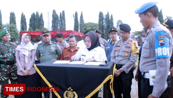 Plt Bupati Purbalingga, Dyah Hayuning Pratiwi, saat menandatangani Deklarasi Damai Peserta Pemilu 2019 (FOTO: Sinnangga Angga/TIMES Indonesia)