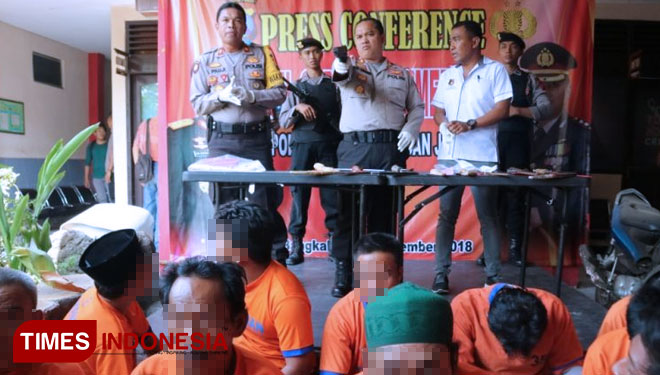 Kapolres Bangkalan AKBP Boby Pa'ludin Tambunan menunjukkan barang bukti hasil ungkap kasus selama Operasi Sikat Semeru 2018. (FOTO: Doni Heriyanto/TIMES Indonesia)