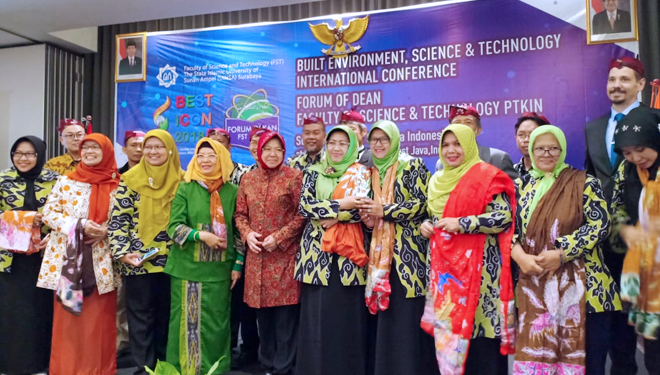 Peserta konferensi nasional Best Icon 2018 dan Forum Dekan Fakultas Sains dan Teknologi PTKIN berfoto bersama Wali Kota Surabaya Tri Rismaharini, Rabu (19/9/2018) (FOTO: Istimwa)