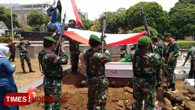 Suasana pemakaman Aboe Bakar, pahlawan perang kemerdekaan di TMP Suropati dan H Iskandar Yusuf, rekan seperjuangan Aboe Bakar memberikan penghormatan terakhir. (FOTO: Muhammad Dhani Rahman/TIMES Indonesia)