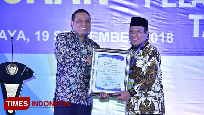 Bupati Lamongan Fadeli menerima penghargaan TOP 99 Inovasi Pelayanan Publik dari MenPAN-RB Syafruddin di Hotel Shangri-La Surabaya, Rabu (19/9/2018) malam kemarin. (FOTO: Humas dan Protokoler Pemkab Lamongan for TIMES Indonesia)